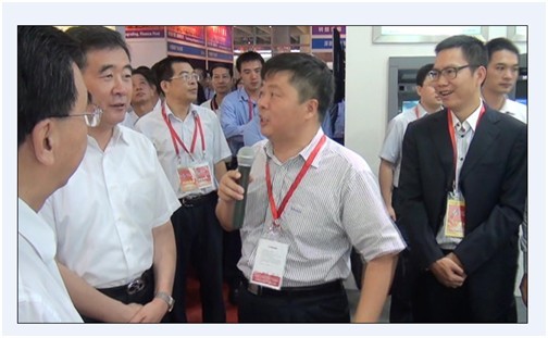 图一：杨文江董事长热情接待汪洋书记、朱小丹省长等领导到御银科技展区视察